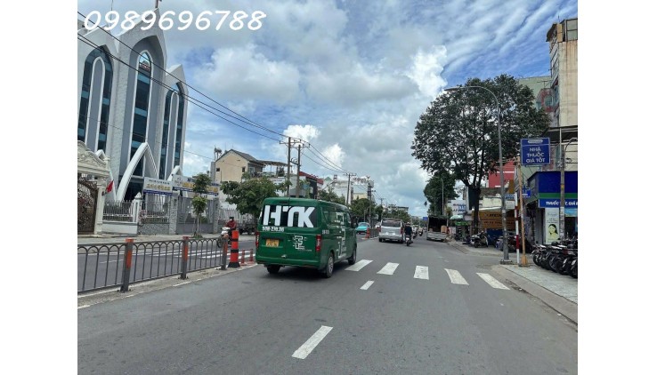 Nhà XẤU mua được  tặng VỊ TRÍ KD đỉnh ngang 11m 150m2 Quang Trung đường 30m gần Ủy ban 16 tỷ